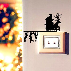 Adorno para interruptor de luz con trineo de Papá Noel y elfos - Decoración navideña cortada con láser SVG DXF AI