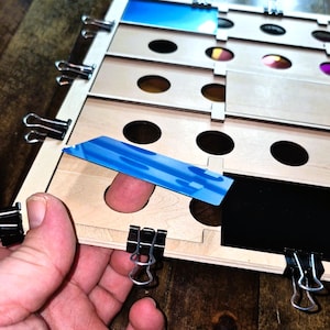 Gabarit de gravure pour cartes de visite 7 tailles découpé au laser | Emplacements sécurisés + accès facile au doigt | CO2, fibre, diode | Compatible avec Glowforge | SVG DXF IA