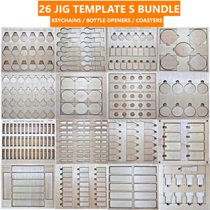 Op de afbeelding: Een verzameling houten mallen voor het maken van sleutelhangers, flesopeners en onderzetters. De mallen zijn gerangschikt in een raster, elk met verschillende uitgesneden vormen. De tekst "26 JIG TEMPLATE S BUNDLE" staat bovenaan.