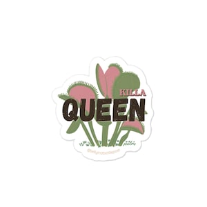Puede incluir: Una pegatina troquelada con una ilustración de una planta atrapamoscas Venus en tonos verdes y rosas. El texto KILLA QUEEN aparece en letras grandes, negritas y de color marrón oscuro en el centro. El usuario @jellyinabottlepost está abajo.