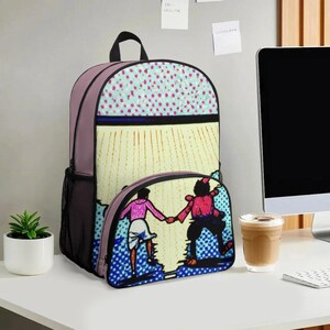 以下が含まれることがあります： ポップアートスタイルのイラストが特徴的な、ユニークなデザインのバックパック。 バックパックは、薄紫色のボディ、黒いハンドル、サイドポケットを備えています。 フロントポケットには、青と黄色の背景に、手をつないでいる2人の人物が描かれています。