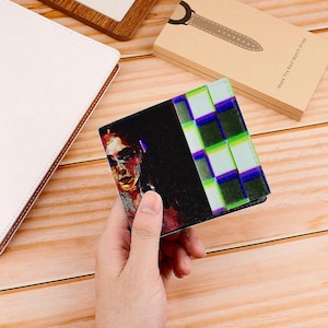 Billetera porta tarjetas con arte personalizado (impresión integral), la billetera porta tarjetas tiene múltiples ranuras para tarjetas y compartimentos para guardar billetes y efectivo.