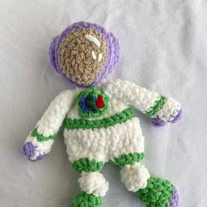 Astronauta verde y púrpura, Astronauta Snuggler, Astronauta Plushie, Juguete astronauta, Decoración de guardería espacial, Decoración de guardería de dibujos animados, Boho Baby Boy