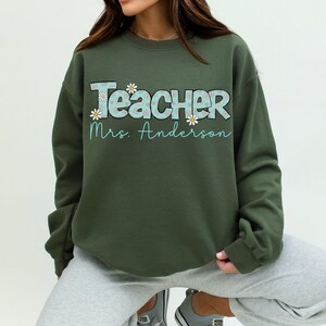 Customized Floral Teacher Name Sweatshirt, Daisy Teacher Sweater, Back to School Shirt, Teacher Gift, Teacher Appreciation, New Teacher Gift