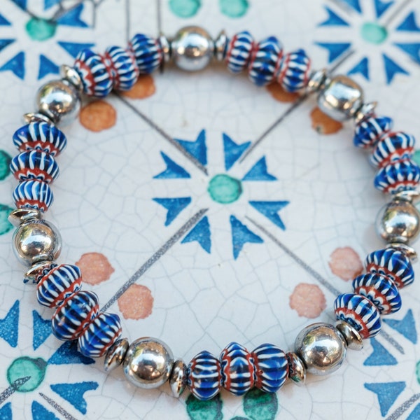 Bracelet perle chevron bleu foncé en céramique