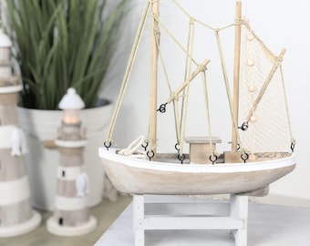 Holz-Schiff 40 cm, Fischkutter mit Netz, maritime Deko für dein Zuhause, handgefertige Dekoration mit Charm