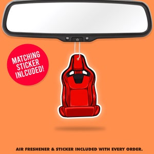 Puede incluir: Un ambientador de coche en forma de asiento rojo colgado de un espejo retrovisor. El ambientador incluye una pegatina a juego. "Matching Sticker Included!" está escrito en blanco sobre un círculo rojo.