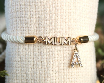 Bracelet Maman "Mum" en corde et émail beige, future maman. Discret, parfait pour accessoiriser vos tenues ! Lettres de vos enfants zircon