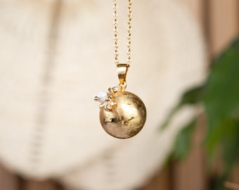 Customizable brushed gold pregnancy bola, personalization of the birthstone and 3 micron gold plated medal, bee charm