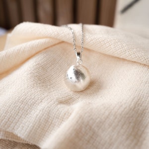 Bola de Grossesse Personnalisable argent effet brossé, personnalisation pierre semi précieuse et médaille à graver en argent, femme enceinte image 2