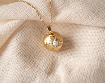 Bola de grossesse brossé plaqué or, médaille gravée et pierre naturelle breloque abeille, Cadeau future Maman, Collier personnalisé enceinte