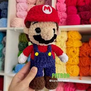 Può includere: Una tazza di ceramica bianca con manico nero e la scritta "But First, Coffee" in grassetto nero. La tazza è piena di un liquido scuro, probabilmente caffè, e poggia su una superficie chiara.