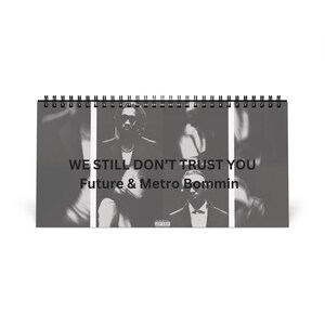 2024年「We Don't Trust You」アルバム壁掛けカレンダー - 音楽愛好家のためのユニークなコレクターズアイテム。計画や装飾に最適です。