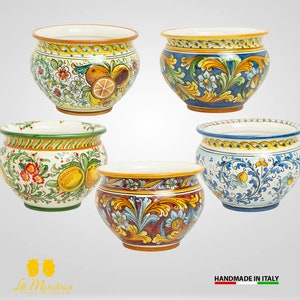 Puede incluir: Cinco macetas de cerámica con diferentes diseños florales y de frutas. Las macetas son todas blancas con diseños coloridos. Los diseños incluyen limones, flores y hojas. Las macetas están todas hechas a mano en Italia.