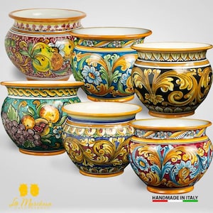 Puede incluir: Seis macetas de cerámica pintadas a mano con intrincados diseños florales y de frutas. Las macetas son de varios colores, incluyendo azul, verde, amarillo, rojo y negro. Las macetas son todas de diferentes tamaños y formas.