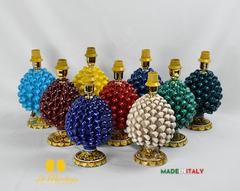 Lampe en forme de pomme de pin sicilienne décorée en céramique de Caltagirone, 20 cm - Couleurs variées