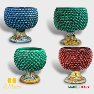 Pode incluir: Quatro vasos de cerâmica com um design texturizado e espinhoso. Os vasos são azuis, verdes, verdes e vermelhos. Cada vaso tem uma base com um design floral colorido. O texto "La Marchesa Ceramiche" e "MADE IN ITALY" são visíveis na imagem.
