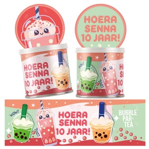 Op de afbeelding: Een roze, groene en witte verjaardagsfeest-blik met een cartoon-bubble tea-ontwerp. Het blik heeft de tekst "Hoera Senna 10 Jaar!" erop.