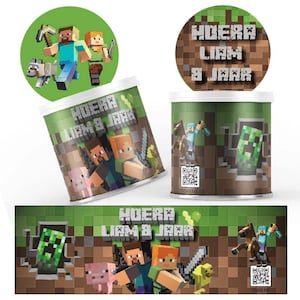 Op de afbeelding: Een set Minecraft-feestfavorieten met een groen, bruin en zwart Creeper-personage, een groen en bruin paard en een QR-code met de tekst "Scan Me". De favorieten omvatten een ronde sticker met de tekst "Hoera Liam 8 Jaar", een ronde blik met de tekst "Hoera Liam 8 Jaar" en een rechthoekig label met de tekst "Hoera Liam 8 Jaar".
