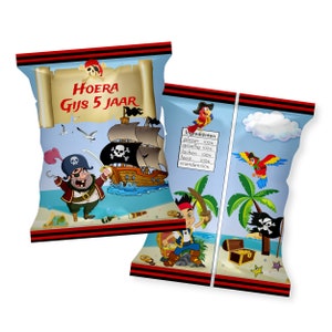 Puede incluir: Dos bolsas de fiesta de temática pirata azules y rojas con un pirata de dibujos animados, un barco pirata y un loro. El texto en la bolsa dice "HOERA GIJS 5 JAAR".