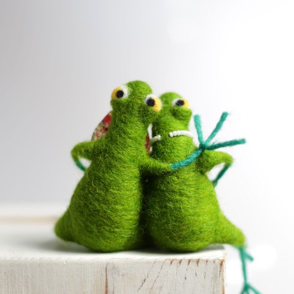 Grenouilles en feutre aiguilleté, Grenouilles dans ses bras, Cadeau pour jeunes mariés, Animaux en feutre aiguilleté, Noël, Mariage, Idée cadeau pour la Saint-Valentin, Décoration de gâteau, Anniversaire