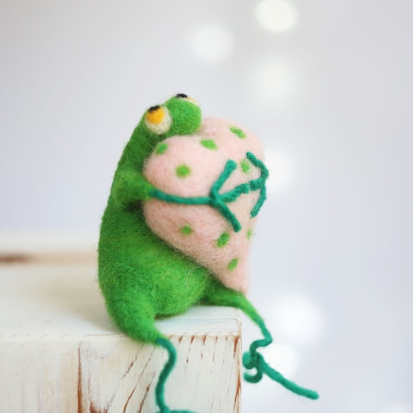 Grenouille verte avec un coeur rose feutrée à l'aiguille, poupée d'art grenouille, fête des mères, animaux en feutre aiguilleté, rose poudré, idée cadeau pour la Saint-Valentin, anniversaire