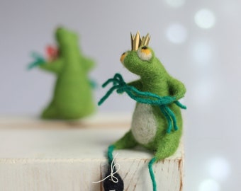 Needle Felted Green Frog With A Crown, The Prince Frog, Art Doll, Mother’s Day Gift, Needle Felt Animals, Frog Miniature, Gift Idea