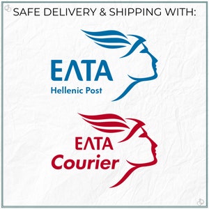 以下が含まれることがあります： ギリシャの郵便サービス、ELTAのロゴが2つ。上のロゴは青で「ELTA Hellenic Post」と書いてあります。下のロゴは赤で「ELTA Courier」と書いてあります。