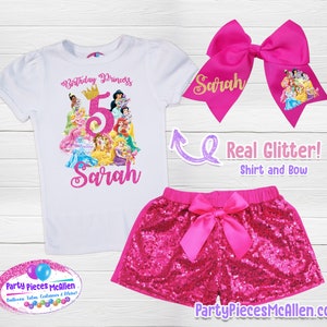 Könnte beinhalten: Ein weißes T-Shirt mit einem pinkfarbenen Glitzerdesign mit Disney-Prinzessinnen und der Zahl 5. Das Shirt trägt die Aufschrift "Birthday Princess" und "Sarah". Eine pinkfarbene Paillettenhose mit einer pinkfarbenen Schleife und einer pinkfarbenen Schleife mit dem Namen "Sarah" und einem Disney-Prinzessinnen-Design.