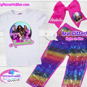 Puede incluir: Una camiseta blanca con una imagen colorida de un grupo de personas y el texto "Birthday Girl" y "Annabelle". Un lazo rosa con el nombre "Anabelle" en él. Un pantalón de lentejuelas arcoíris con una cintura rosa. El texto "Real Glitter! Name on Bow" está en la imagen.