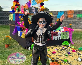 Traje de charro negro para niño con bordado plateado, incluye sombrero.