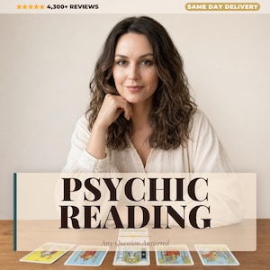 Puede incluir: Una persona con cabello castaño está sentada en una mesa de madera con cartas del tarot. El texto "PSYCHIC READING" se muestra en una pancarta, con "Any Question Answered" debajo. La imagen también incluye el texto "4,300+ REVIEWS".