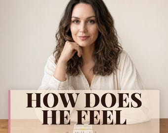 Könnte beinhalten: Eine Frau mit braunen Haaren und einem weißen Hemd sitzt an einem Holztisch mit Tarotkarten. Der Text "HOW DOES HE FEEL" wird auf einem Banner angezeigt. Die Worte "True Hidden Feelings" sind ebenfalls sichtbar.