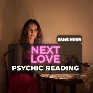 Op de afbeelding: Een persoon met golvend bruin haar in een donkerrode jurk zit aan een houten tafel met tarotkaarten en een boeket gedroogde bloemen. Tekstoverlays tonen SAME HOUR, NEXT LOVE en PSYCHIC READING in witte en felroze neon-stijl belettering.