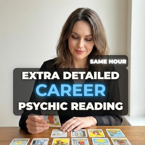 Könnte beinhalten: Eine Person in einem schwarzen Hemd führt eine Tarotkartenlesung durch, wobei mehrere Karten auf einer Holzoberfläche ausgelegt sind. Der Textüberlagerung lautet SAME HOUR EXTRA DETAILED CAREER PSYCHIC READING in weißer und blauer Schrift.