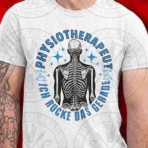 Puede incluir: Una camiseta blanca con un gráfico circular azul. El gráfico presenta un esqueleto con el texto "Physiotherapeut Ich rücke das gerade" en azul.