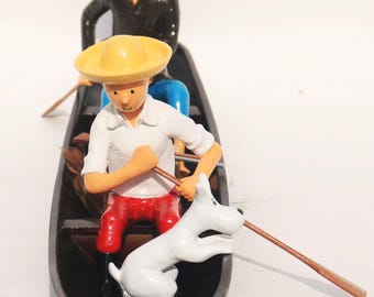 Beautiful Tintin, Snowy, and Indian collectible figurine in a boat - wood and resin - Length 80 cm, weight 2 kg