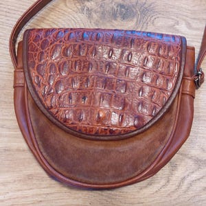 Vintage braune ovale Tasche, Retro Crossbody Schultertasche, Vintage Minimalist Tasche, kleine Boho Geldbörse Frauen, flache Handtasche, langer Riemen 90er Jahre