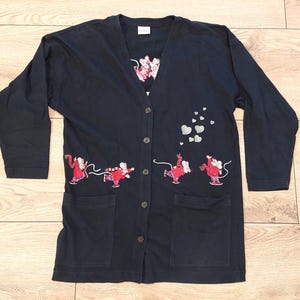 ヴィンテージ 90 年代 ブラック 刺繍 マウス プリント カーディガン セーター ジャンパー、レトロなロング プルオーバー、ボタン付き遊び心のあるトップス、サイズ M-L