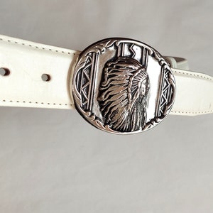 Weißer Vintage-Ledergürtel für Herren, Schnalle indischer Kopf, Gürtel im Indianerstil, authentischer Hippie-Boho im amerikanischen Südwesten