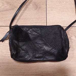 sac noir foncé en cuir vintage, sac à bandoulière rétro, sac minimaliste vintage, petit sac à main en cuir pour femme, sac à main plat, vintage des années 70 et 80