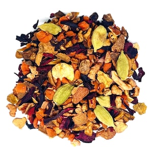 Könnte beinhalten: Eine Mischung aus getrockneten Früchten, Gewürzen und Kräutern zum Tee kochen. Die Mischung enthält Orangenschalen, Apfelstücke, Hibiskusblüten, Kardamomkapseln und Zimtstangen.