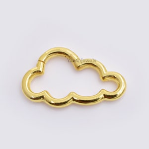 Può includere: Una chiusura a forma di nuvola color oro. La chiusura è in metallo e ha una finitura liscia e lucida. Il testo "Yanshjewels" è visibile sulla chiusura. La chiusura è progettata per aprirsi e chiudersi e viene probabilmente utilizzata per gioielli o altri accessori.