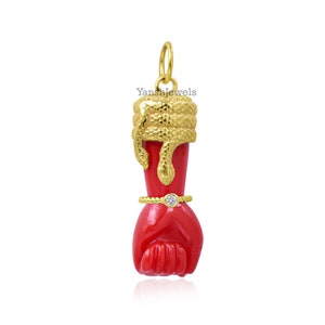 Colgante de mano de la suerte con forma de serpiente y cobra con piedra preciosa de coral chapado en oro de 14 quilates.