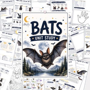 Puede incluir: Un paquete educativo Bats Unit Study que presenta una portada central con una ilustración en acuarela de un murciélago volando sobre un lago y montañas bajo una luna llena. Las páginas circundantes incluyen diagramas, texto y actividades.