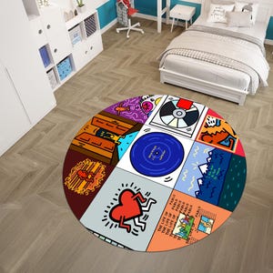 Puede incluir: Alfombra redonda con un diseño de patchwork colorido que presenta un corazón rojo, un disco azul, una escena de montaña y una puerta con una corona. La alfombra tiene un fondo blanco y está rodeada de un suelo de madera marrón.