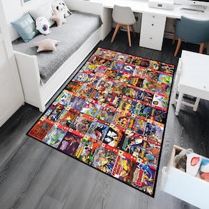 Puede incluir: Una alfombra de &aacute;rea negra y roja con un collage de cartuchos de juegos de Nintendo 64. La alfombra presenta una variedad de t&iacute;tulos populares, que incluyen Super Mario 64, The Legend of Zelda: Ocarina of Time y GoldenEye 007.