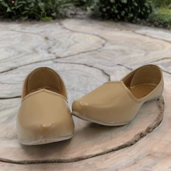 Handmade Mens Wedding Shoes in Gold | Ethnic Jutti for Men | Traditional  Handmade Mojari | Indian Ethnic Wedding Footwear for Men – Kaash
