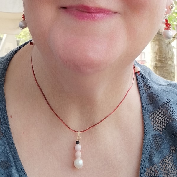 Collier cuir rouge, perle d'eau douce, perles de lambi, spinelle facettée