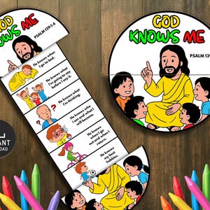 Può includere: Un colorato artigianato educativo illustrato per bambini con il testo "GOD KNOWS ME" e il Salmo 139:1-6. L'artigianato presenta una figura di Gesù e bambini, con caselle di testo che descrivono cosa sa Dio. Include un'icona di download e pastelli.